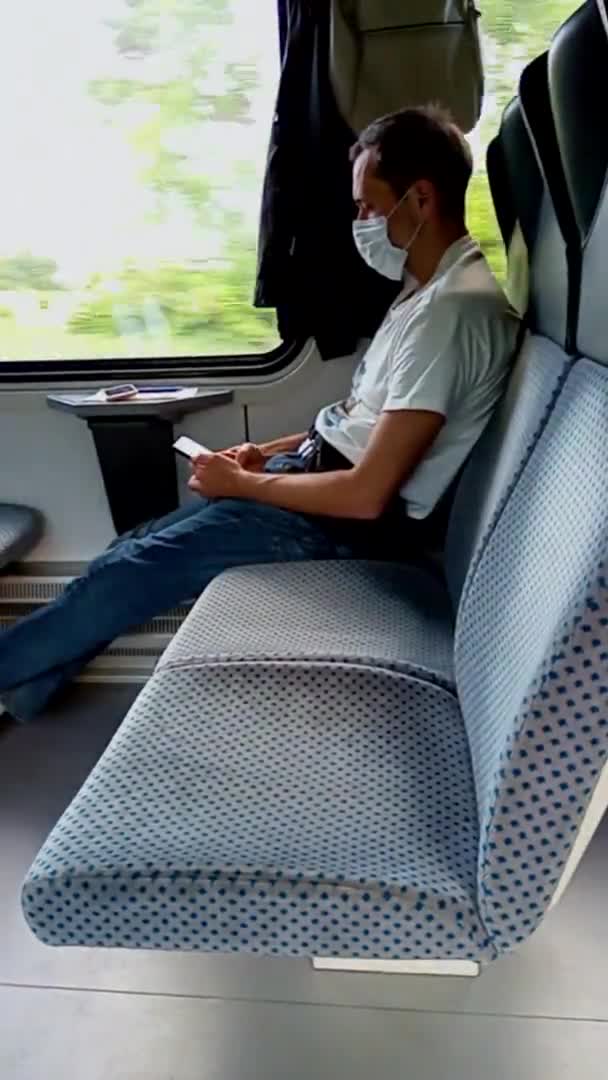 Passeggero Che Indossa Una Maschera Protettiva Cavalca Treno Passeggero Siede — Video Stock