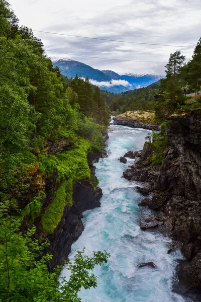 Καταιγίδες Του Νερού Του Καταρράκτη Slettafossen Που Χάραξε Ένα Κανάλι — Φωτογραφία Αρχείου