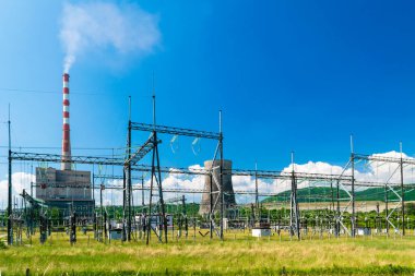 Karadağ, Avrupa 'da elektrik santrali. Elektrik enerjisi üretimi için endüstriyel bir tesis. Elektrik kullanımı kavramı ve nüfusun elektrik arzına olan bağımlılığı.