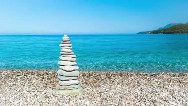 Torreta Guijarros Para Buena Suerte Fondo Mar Azul Tranquilo Cielo — Vídeo de stock