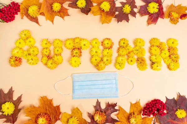 Ord Höst Gjord Gula Huvuden Krysantemum Blommor Med Skyddande Ansiktsmask — Stockfoto