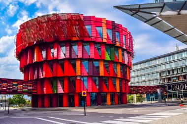 Göteborg, İsveç - 30 Haziran 2019: Kuggen Binası Chalmers Teknoloji Üniversitesi 'ne ev sahipliği yapan vites biçimli bir binadır. Binanın altı farklı tonu kırmızı ve bir yeşil..