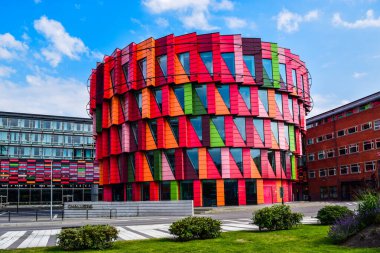 Göteborg, İsveç - 30 Haziran 2019: Kuggen Binası Chalmers Teknoloji Üniversitesi 'ne ev sahipliği yapan vites biçimli bir binadır. Binanın altı farklı tonu kırmızı ve bir yeşil..