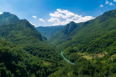 Tara River Kanyonu ya da Tara Nehri Boğazı yüksek dağların arasında yer alıyor. Kanyon Avrupa 'daki en büyük ve en derin kanyondur. Kuzey Karadağ 'daki Durdevica Tara Köprüsü' nden görüntü