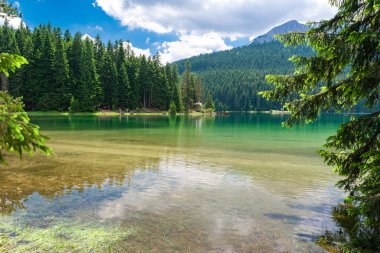 Med Peak 'li Buzul Kara Göl. Lake, Durmitor Ulusal Parkı 'nın birinci sınıf turistik merkezidir. Yürüme yolu gölün etrafında dönüyor ve dinlenme ve yürüyüş için popüler bir yer. Karadağ