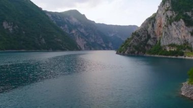 Güzel dağ yaz manzarası. Piva Gölü (Pivsko Jezero) ve Kanyon, Pluzine kasabası yakınlarında yer alır. Karadağ.