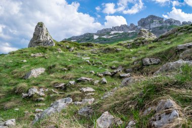 Kuzey Karadağ 'ın pitoresk yüksek dağlık turistik yolunun geçtiği Durmitor Milli Parkı' nın zirveleri. UNESCO Dünya Mirası sitesi. Güzel yaz bulutlu manzarası.