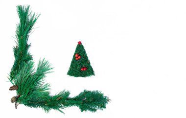 Beyaz arka planda çam dalları ile çerçevelenmiş kırmızı yaban mersini ile süslenmiş ladin iğnelerinden yapılmış Noel ağacı. Noel, yeni yıl minimalist konsepti. Uzayı kopyala Düz yatıyordu.