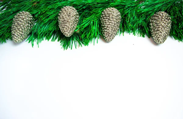 Tannenzweige Und Goldene Zierkegel Auf Weißem Hintergrund Weihnachts Oder Neujahrsgrußkarte — Stockfoto