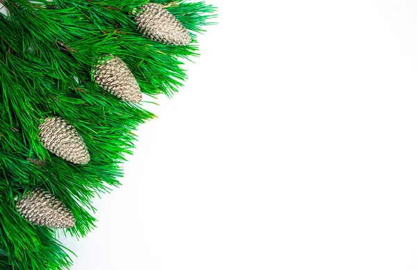 Tannenzweige Und Goldene Zierkegel Auf Weißem Hintergrund Weihnachts Oder Neujahrsgrußkarte — Stockfoto