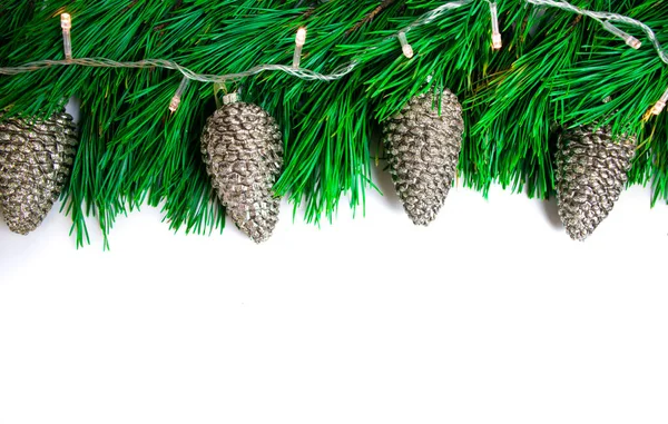 Tannenzweige Und Goldene Zierkegel Mit Girlanden Auf Weißem Hintergrund Weihnachts — Stockfoto