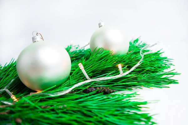 Palle Bianche Rami Pino Verde Chiudono Sfondo Bianco Biglietto Auguri — Foto Stock