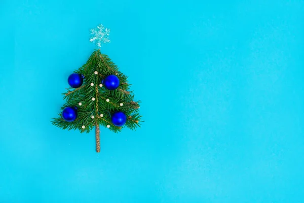 Pequeño Árbol Navidad Decorado Con Bolas Azules Sobre Fondo Turquesa — Foto de Stock