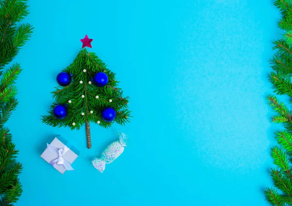 Pequena Árvore Natal Decorada Com Bolas Azuis Fundo Turquesa Cartão — Fotografia de Stock