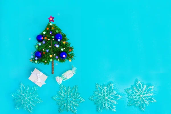 Piccolo Albero Natale Decorato Con Palline Blu Sfondo Turchese Biglietto — Foto Stock