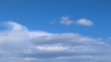 Sakinleştirici zaman dilimi mavi gökyüzünde süzülen beyaz bulutların nazik hareketlerini yakalıyor. Geçmişi, görsel projeleri ya da doğanın huzurunu ve gökyüzünün şiirselliğini seven herkes için mükemmel..