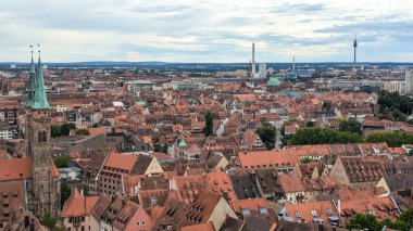 Tarihi eski şehir, geleneksel mimari, ortaçağ çatıları, Almanya 'nın dar sokakları. Turizm kavramı, belgeseller, kültürel içerik, Avrupa mirası.