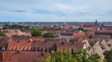 Tarihi eski şehir, geleneksel mimari, ortaçağ çatıları, Almanya 'nın dar sokakları. Turizm kavramı, belgeseller, kültürel içerik, Avrupa mirası.