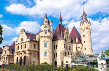 Moszna 'daki saray. Opole Voyvoda 'da tarihi bir konut. Yukarı Silezya, Polonya. Mavi bulutlu gökyüzüne karşı kalenin güzel manzarası. Turist ve Tarihsel Cazibe.