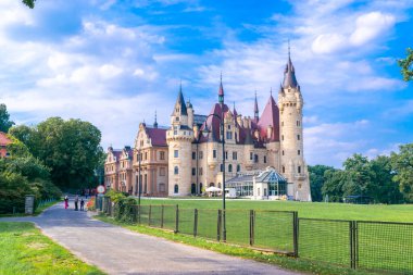 Moszna 'daki saray. Opole Voyvoda 'da tarihi bir konut. Yukarı Silezya, Polonya. Mavi bulutlu gökyüzüne karşı kalenin güzel manzarası. Turist ve Tarihsel Cazibe.