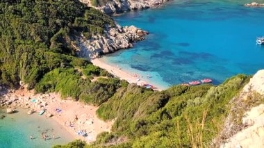 Porto Timoni 'nin hava manzarası, Korfu' nun ya da Kerkyra adasının ana ilgi alanlarından biri. Çam ağaçlarıyla kaplı tepeler arasında turkuaz plajlı iki koy turistleri çekiyor. Güzel güneşli yaz manzarası.