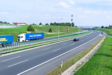 MOP Wysoka, Autobahn A4, Polonya - 18 Eylül 2023: Kamyonlar ve arabalar Ukrayna, Polonya ve Almanya 'yı birbirine bağlayan geniş üç şeritli A4 veya E40 otobanı boyunca seyahat ederler. Lojistik ve araç hareketi.