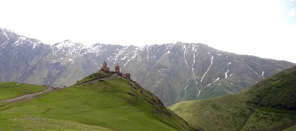 Régi templom a hegyekben. — Stock Fotó