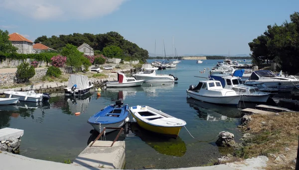 Båt parkering på havet. — Stockfoto