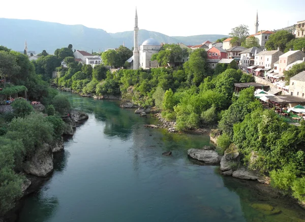 Vista del río y la Mezquita de la ciudad de Mostar . —  Fotos de Stock