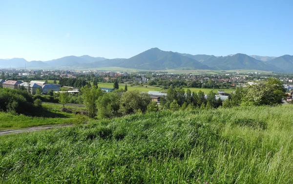 A aldeia no sopé das montanhas . — Fotografia de Stock