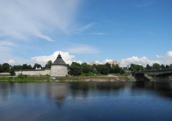 Pskov Kreml Krom och floden Great. — Stockfoto