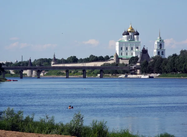 River stora och Holy Trinity Cathedral i Pskov. — Stockfoto