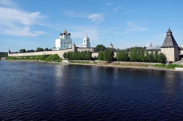 Nagy folyó, Szentháromság székesegyház, a Pskov Krom. — Stock Fotó