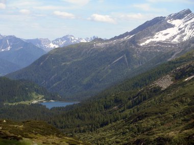 İsviçre Dağları'nın muhteşem karla kaplı tepeler.