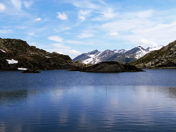 Wunderschöner see san bernardino in der schweiz. — Stockfoto