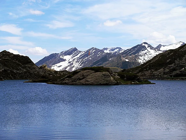 Lac de montagne San Bernardino en Suisse . — Photo