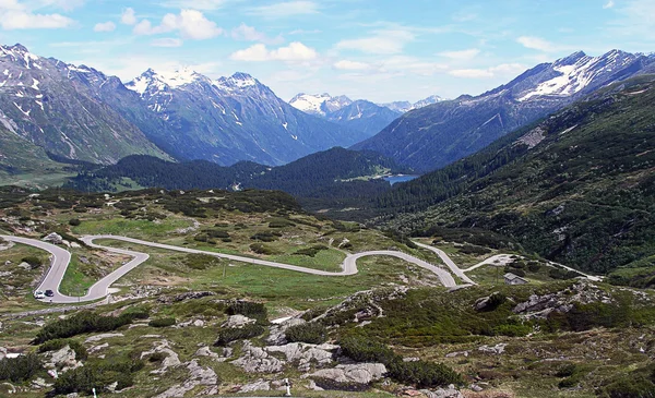 Дорога к перевалу Святого Бернардино в Швейцарии . — стоковое фото