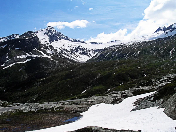Snöiga toppar i Alperna. — Stockfoto