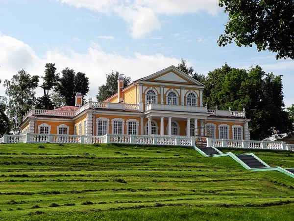 러시아에서 Strelna의 마을에 궁전. — 스톡 사진