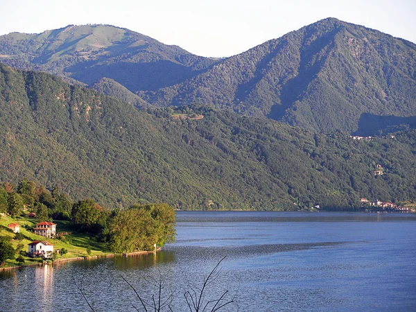 Горный ландшафт и озеро Орта в Италии . — стоковое фото