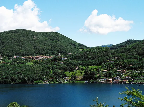 Berglandschap en het meer van Orta in Italië. — Stockfoto