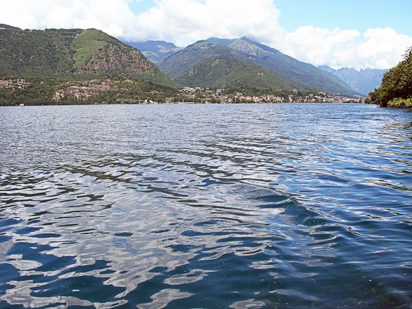 Horská krajina a jezero Orta v Itálii. — Stock fotografie