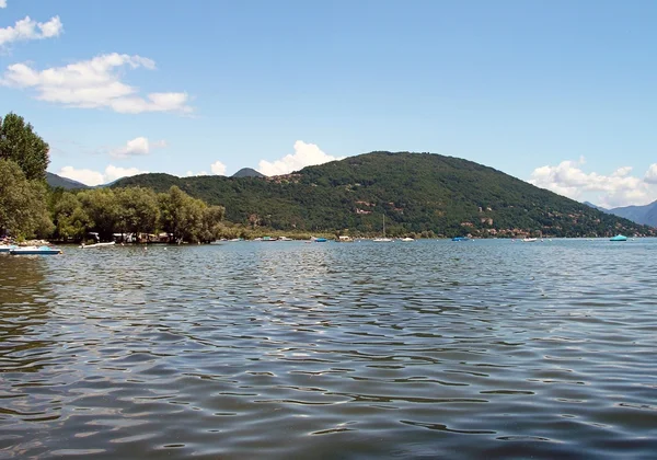Horská krajina a jezero Orta v Itálii. — Stock fotografie