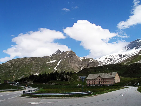 Weg naar de Simplon Pass in Zwitserland. — Stockfoto