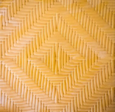 Geleneksel Biryani tavuğu Baharatlı sarı pirinç soğan halkaları ve domates dilimleriyle süslenmiş