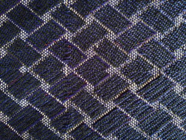 Geleneksel Biryani tavuğu Baharatlı sarı pirinç soğan halkaları ve domates dilimleriyle süslenmiş