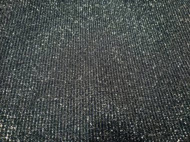 Geleneksel Biryani tavuğu Baharatlı sarı pirinç soğan halkaları ve domates dilimleriyle süslenmiş