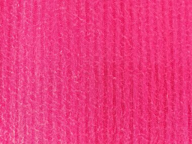 Geleneksel Biryani tavuğu Baharatlı sarı pirinç soğan halkaları ve domates dilimleriyle süslenmiş