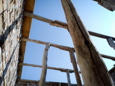 İnşaatta Lintel Biçimi olarak kullanılan tahta panjur