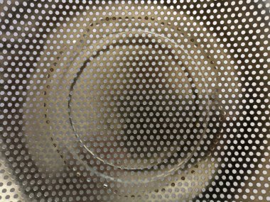 Delinmiş Metal Izgara: Concentric Ridges ile Yansıtıcı Colander İçi